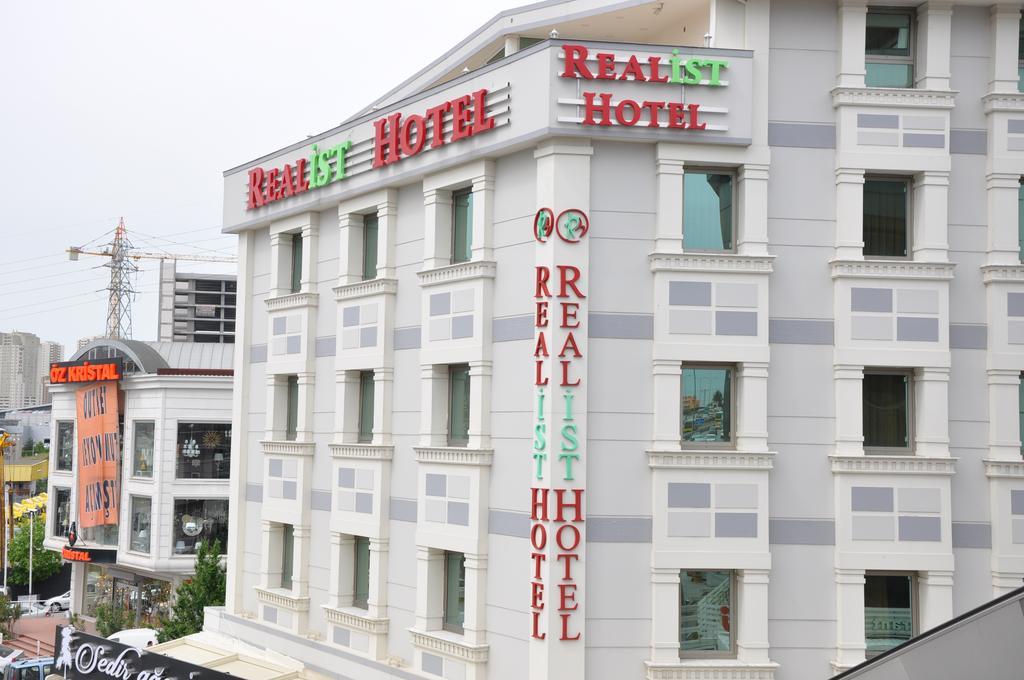 Realist Hotel 3*